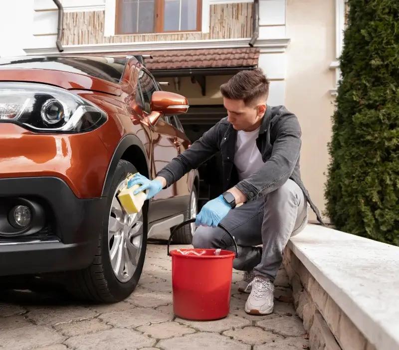 Lavage auto à domicile Peyraud : professionnel intervenant sur un véhicule